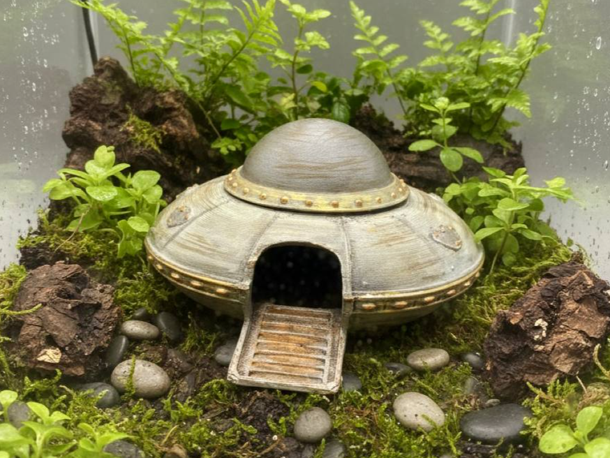 UFO Hideout Aquarium Terrarium Cave – Sci-Fi Flying Saucer Decoration